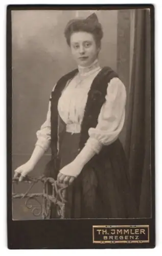 Fotografie Th. Immler, Bregenz, Elegante Dame mit Pelzstola