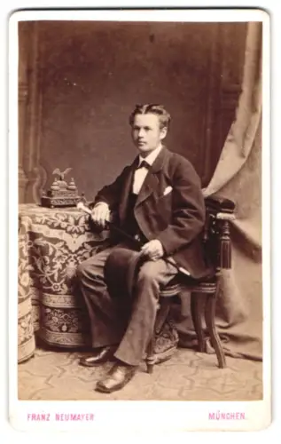 Fotografie Franz Neumayer, München, Neuhauserstrasse 29, junger Mann auf Stuhl
