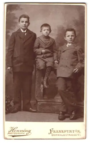 Fotografie Henning, Frankfurt a.M., Eichwaldstrasse 41, Drei Jungen in Anzügen