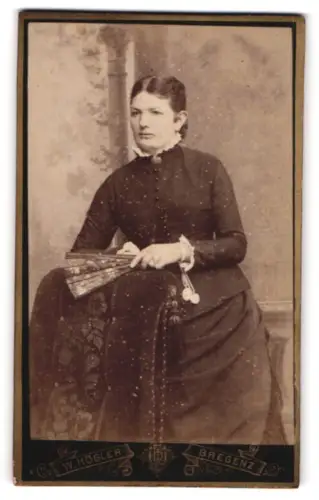 Fotografie W. Högler, Bregenz, Vis-à-vis der k.k. Post, Dame mit Fächer