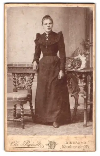 Fotografie Chr. Brandt, Lindau, Karolinenstr. 67b, Dame im eleganten Kleid