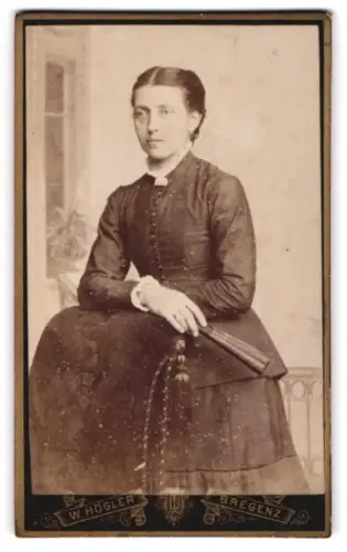 Fotografie W. Högler, Bregenz, vis à vis der k.k. Post, Dame im eleganten Kleid