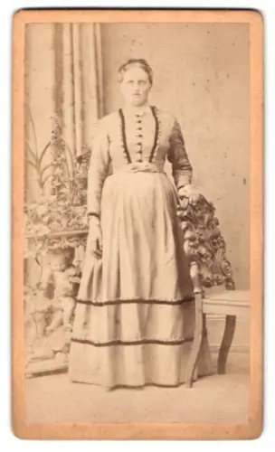 Fotografie Th. Immler, Bregenz, Stehende Frau mit Dekor