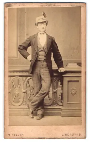 Fotografie M. Keller, Lindau, Kirchgasse, Eleganter Herr in Anzug und Hut