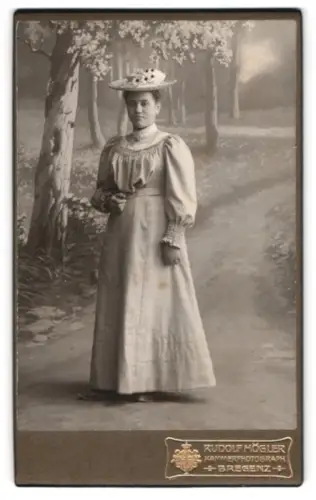 Fotografie Rudolf Högler, Bregenz, Frau in eleganter Kleidung im Wald