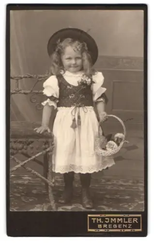 Fotografie Th. Immler, Bregenz, kleines Mädchen mit Korb