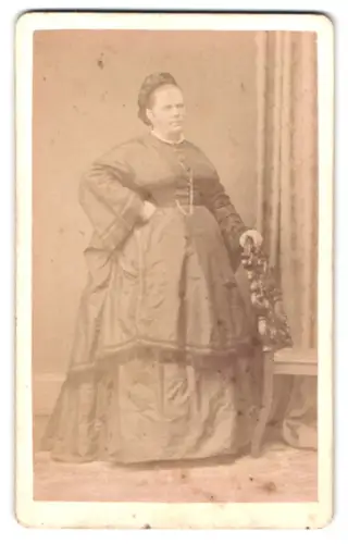 Fotografie Th. Immler, Bregenz, Vornehme Dame mit elegantem Kleid