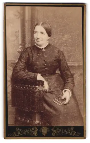 Fotografie W. Högler, Bregenz, Frau mit Buch