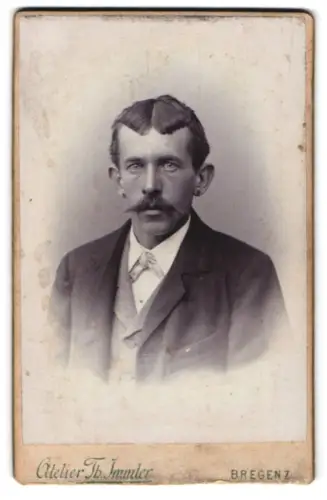 Fotografie Th. Immler, Bregenz, Portrait eines Mannes mit markantem Schnurrbart