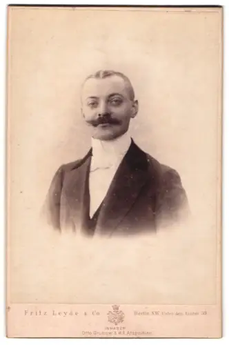 Fotografie Fritz Leyde & Co., Berlin, Unter den Linden 59, Porträt eines eleganten Herrn