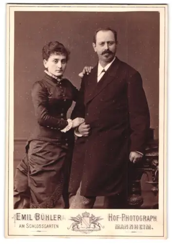 Fotografie Emil Bühler, Mannheim, Am Schlossgarten, Porträt eines elegant gekleideten Paares