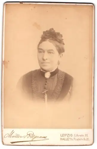 Fotografie Müller & Pilgram, Leipzig, Löhrstrasse 11, Dame mit eleganter Kopfbedeckung