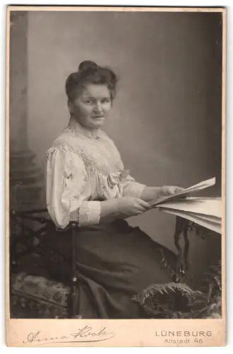 Fotografie Anna Koch, Lüneburg, Altstadt 48, Frau mit Papier in der Hand