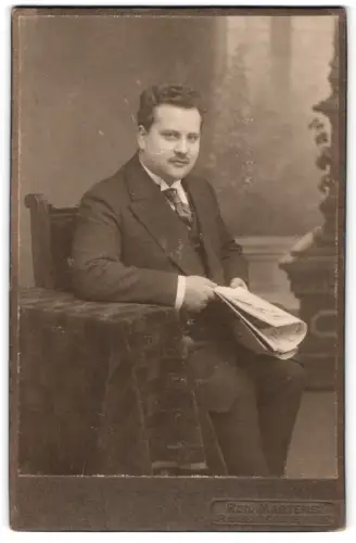 Fotografie Rud. Martens, Flensburg, Mann mit Zeitung