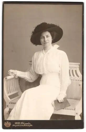 Fotografie Wilhelm Schwabe, Sangerhausen, Bahnhofsstrasse, Dame in elegantem Kleid mit Hut