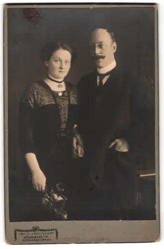 Fotografie Fritz Krauskopf, Königsberg, Steindamm 64, Paar im Studio