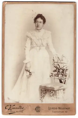 Fotografie C. Kuntze, Leipzig, Eisenbahnstr. 47, Dame in eleganter weisser Robe