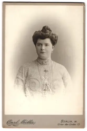 Fotografie Carl Müller, Berlin, Unter den Linden 15, Portrait einer Dame in eleganter Kleidung