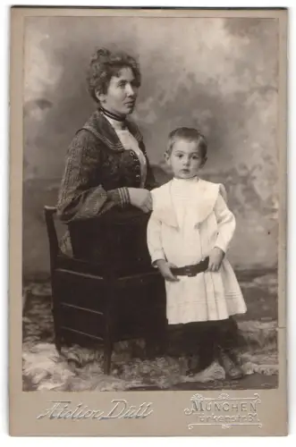 Fotografie Atelier Düll, München, Türkenstrasse 31, Mutter mit Kind