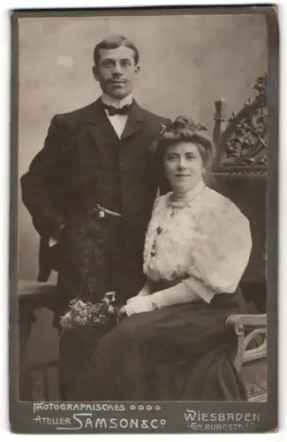 Fotografie Samson & Co, Wiesbaden, Gr. Burgstrasse 10, Porträt eines eleganten Paares