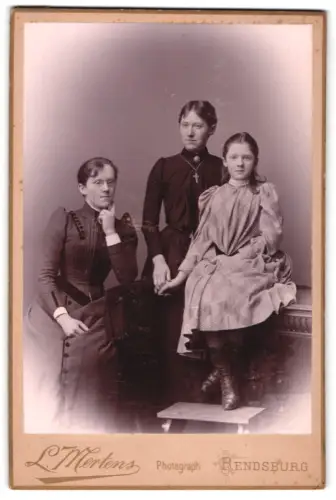 Fotografie L. Mertens, Rendsburg, Altstadt, Drei Frauen in zeitgenössischer Kleidung