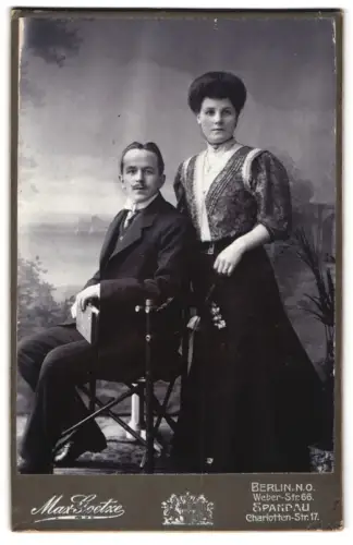 Fotografie Max Goetze, Berlin, Weber-Str. 66, Elegantes Paar im Atelier