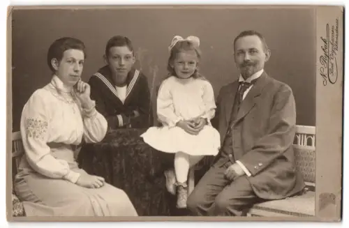 Fotografie N. Rybak, Bad Oynhausen, Viktoriastrasse, Familienportrait auf Sitzbank