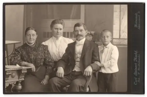 Fotografie Carl Steinert Nachf., Helmstedt, Schützenwall 31, Familienporträt mit vier Personen