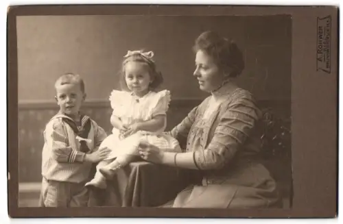 Fotografie A. Rohwer, Kiel, Brunswikerstrasse 15, Mutter mit zwei Kindern