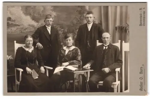 Fotografie O. Burs, Barmstedt i. H., Chemnitzstrasse 5, Familienportrait mit fünf Personen