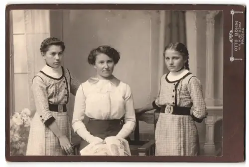 Fotografie Otto Böhm, Passau, Heiliggeistgasse 1, Drei Frauen in traditioneller Kleidung