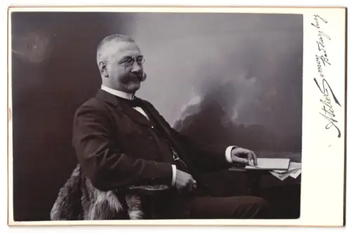 Fotografie Atelier Simon, Bad Harzburg, Herr mit Schnurrbart im Anzug