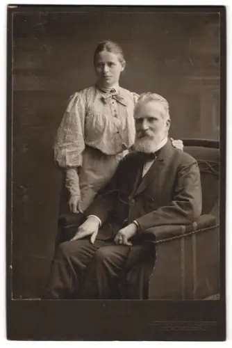 Fotografie E. Wolleschak, Naumburg, Windmühlenstrasse 15, Porträt eines älteren Paares