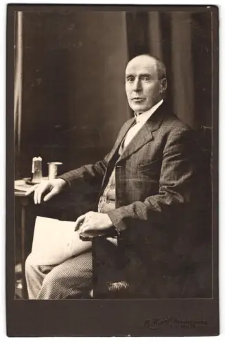 Fotografie E. Haass, Braunschweig, Bohlweg 69, Porträt eines Herren