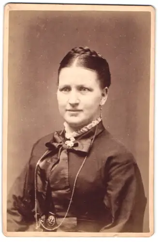 Fotografie unbekannter Fotograf und Ort, Porträt von Louise Voss