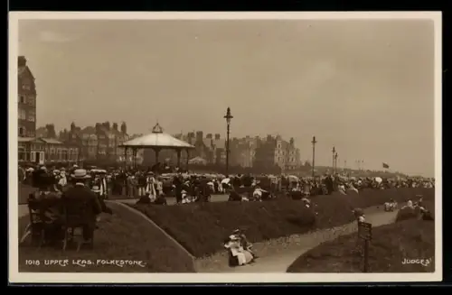AK Folkestone, Upper Leas, Bandstand und Promenade mit vielen Spaziergängern