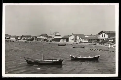 AK Fos-sur-Mer, Boote vor Strand mit Bootshäusern