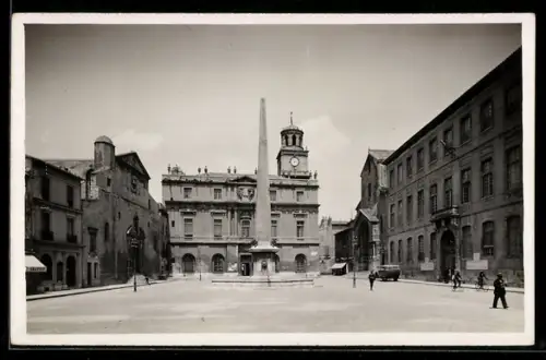 AK Arles, Place de la République, l`Obelisque et la Mairie