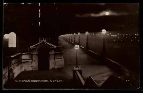 AK London, Victoria Embankment by night