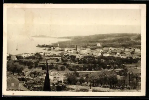 AK Malinska, Dorfansicht mit Küste und Kirchturm