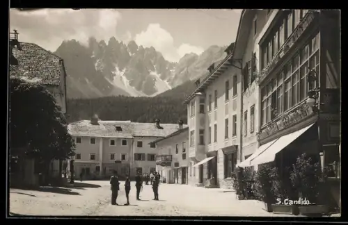 AK San Candido, Vista sulla piazza principale con montagne sullo sfondo