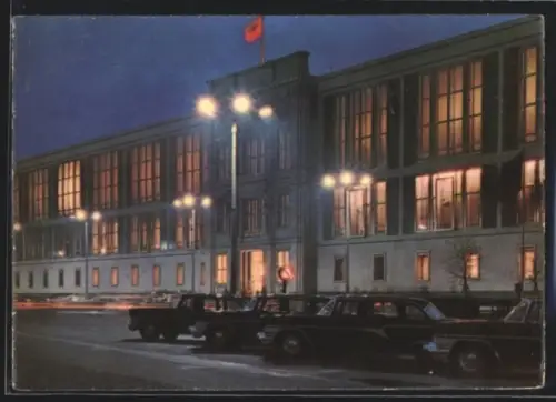 AK Berlin-Mitte, Schlossplatz 1, Amtssitz des Staatsrates, im Vordergrund Limousinen Gaz-13 Tschaika