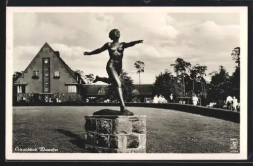 AK Berlin-Wannsee, Strandbad, Statue auf dem Gelände