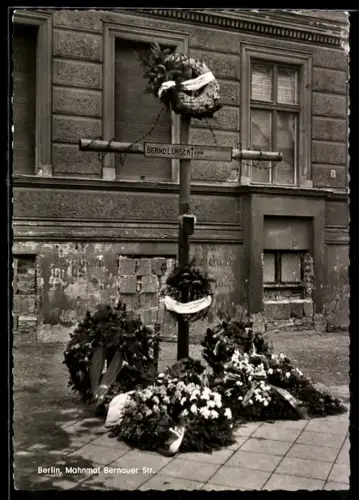 AK Berlin, Mahnmal an der Bernauer Strasse mit Kränzen, deutsch-deutsche Grenze