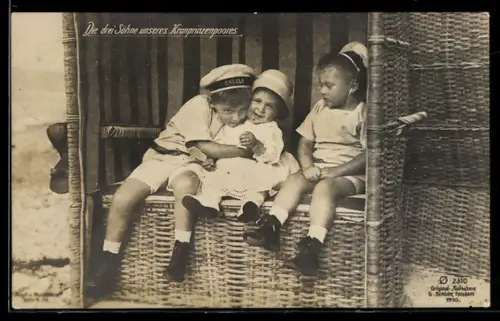 AK Die drei Söhne des Kronprinzenpaares Wilhelm von Preussen im Strandkorb
