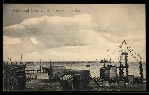 AK Grömitz i. H., Abend an der See, Strandkörbe, Seebrücke