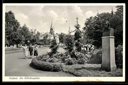 AK Herford, Am Wilhelmsplatz, Denkmal, Strasse, Kirche