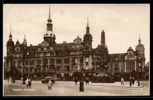 AK Dresden, Schloss u. Denkmal von der Strasse aus