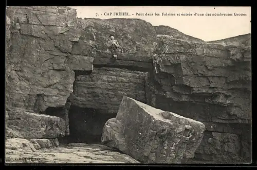 AK Fréhel, Pont dans les Falaises et entrée dune des nombreuses Grottes