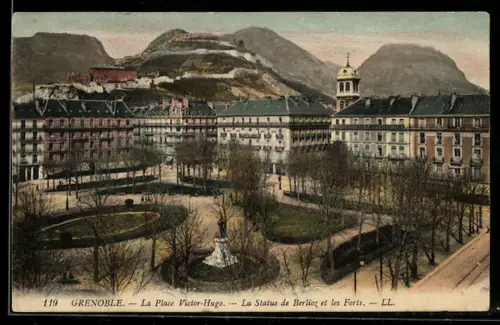AK Grenoble, La Place Victor-Hugo, La Statue de Berlioz et les Forts